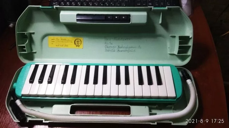 Продам клавишно-духовой инструмент 